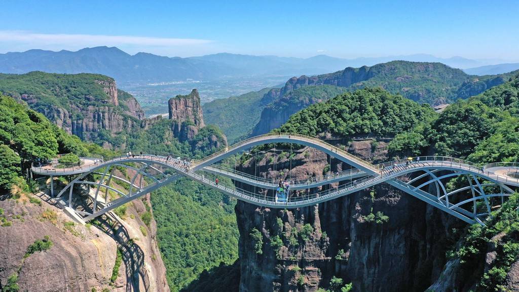 暑假期间,台州市仙居县神仙居景区实行学生,教师和台州人免费游政策.