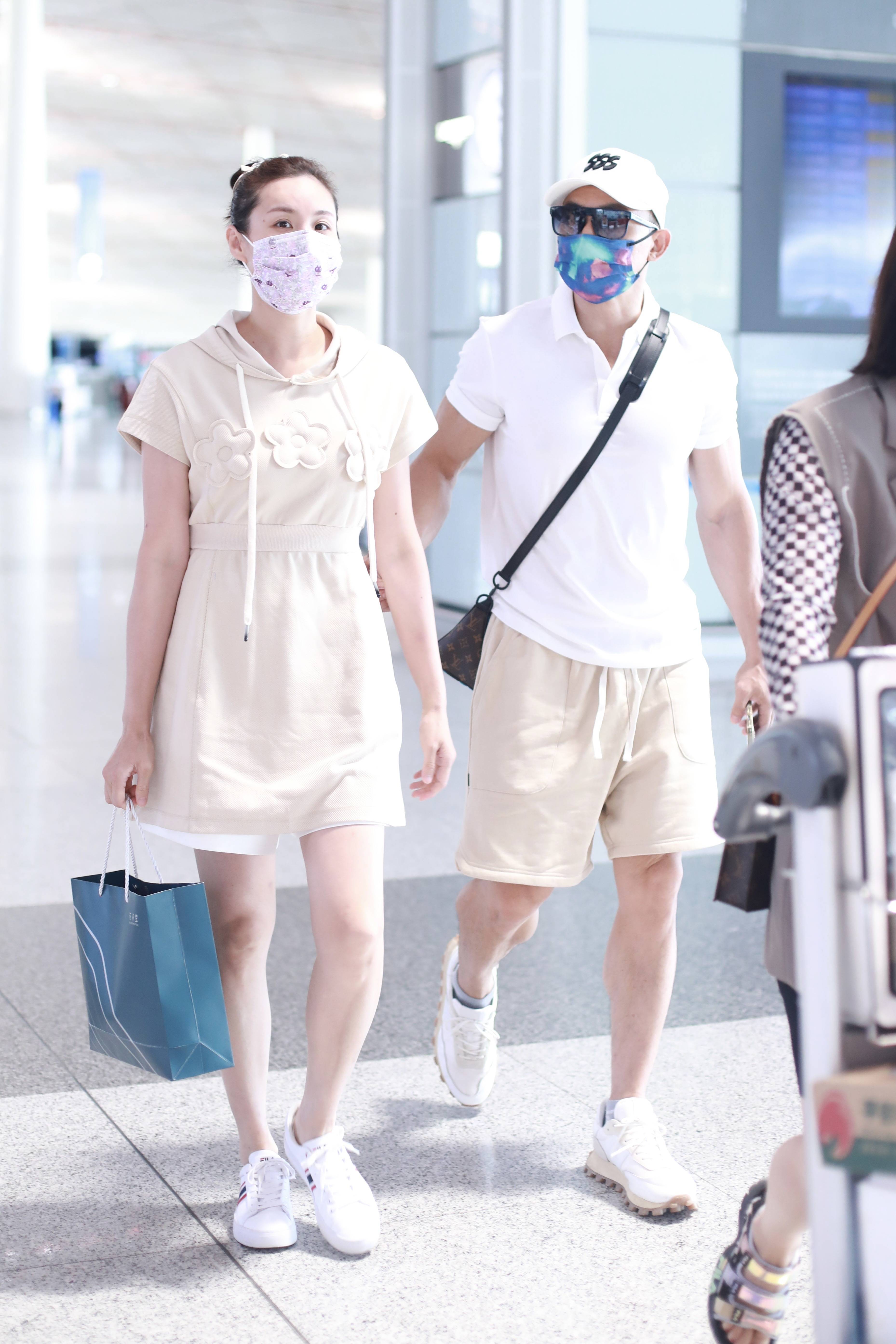 刘畊宏夫妇牵手走机场 王婉霏被老公摸脸笑容甜-搜狐大视野-搜狐新闻