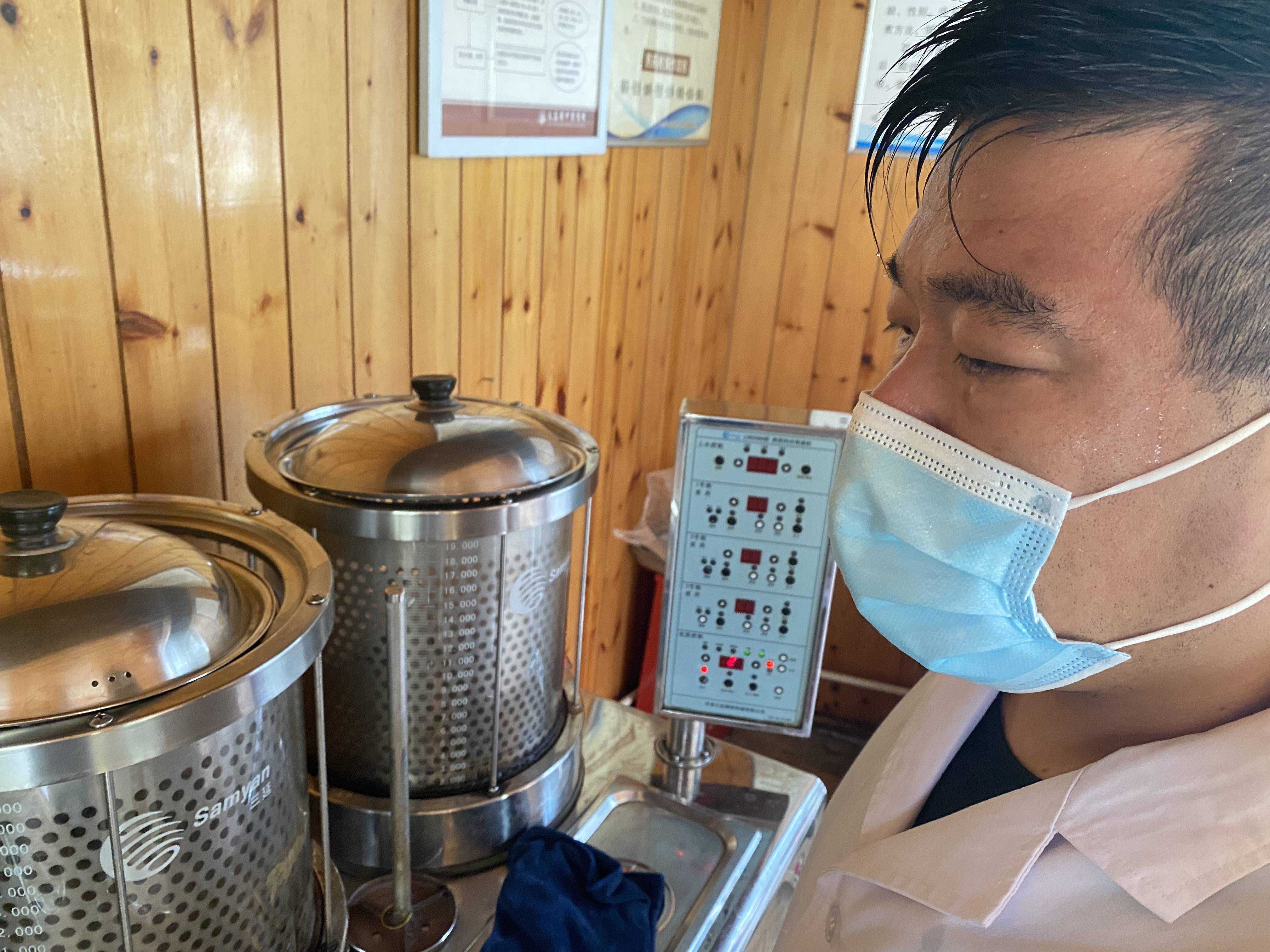高温下的坚守:大荔中医院煎药工在38℃高温的煎药房里每天煎熬6个多