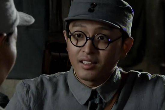 李卓霖在《雪豹》 中李卓霖饰演的张楚,是周卫国的同学,之后任虎头山