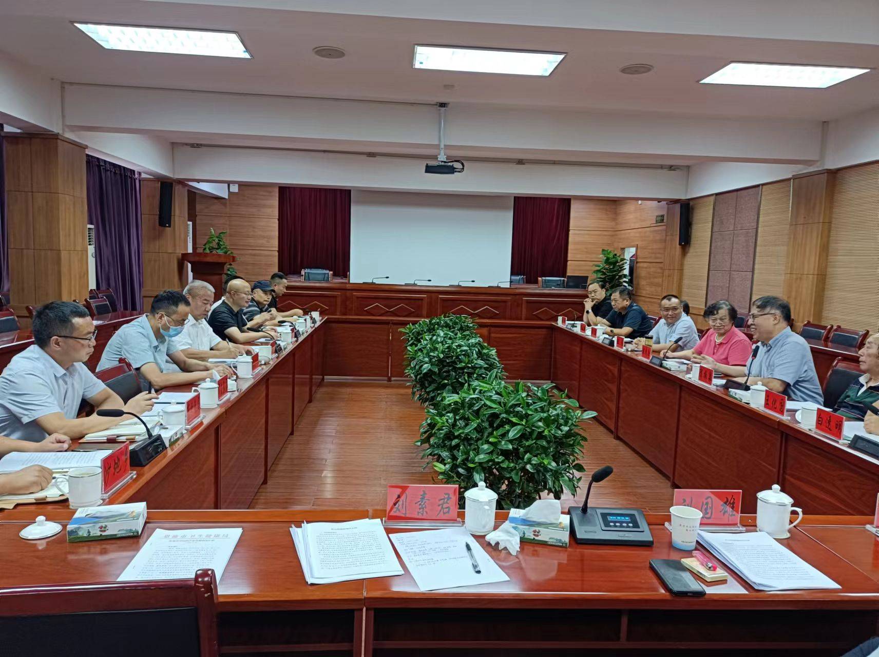恩施市委副书记,市委统战部部长郭亚妮,副市长陈仁松,市卫健局副局长