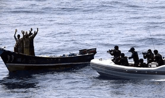 索马里海盗兴衰记_生活_母船_船舶