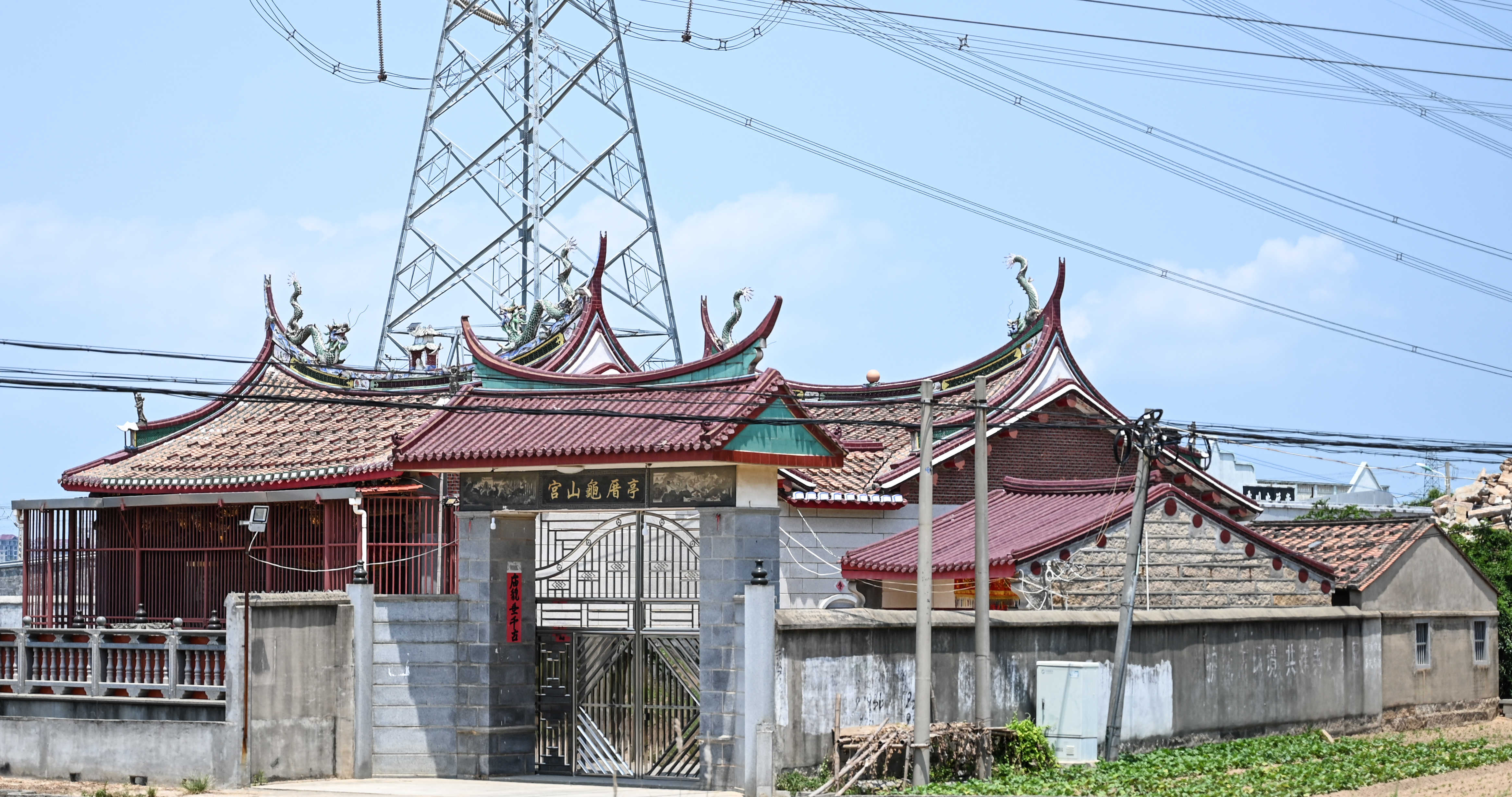 宫庙坐东朝西,正面为三神庙,湄洲湾乐屿海域,宫左为吉祥路,塔林亭厝