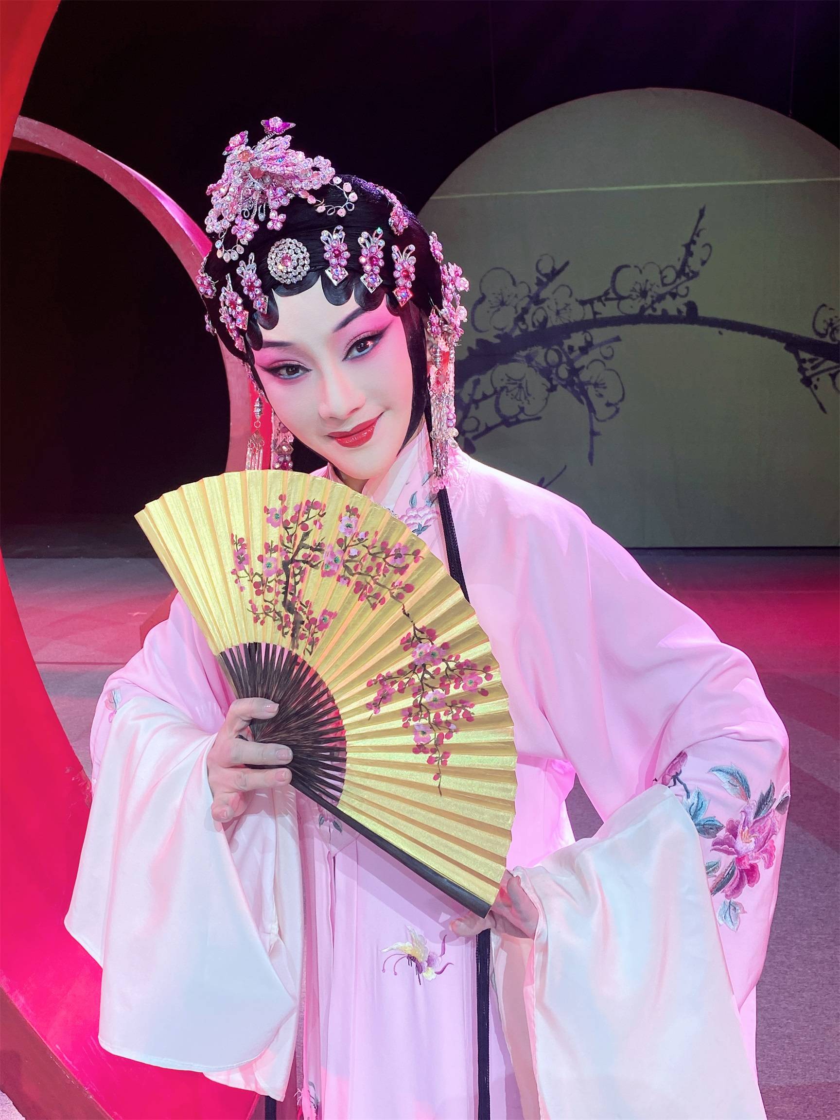 当代中国赣剧的领军人物,国家一级演员,南昌大学二级教授,硕士生导师