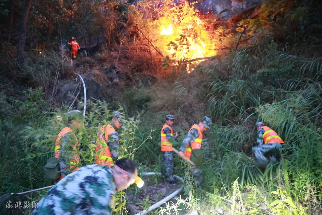 他们是离山火最近的人 致敬每一位救火英雄-搜狐大视野-搜狐新闻