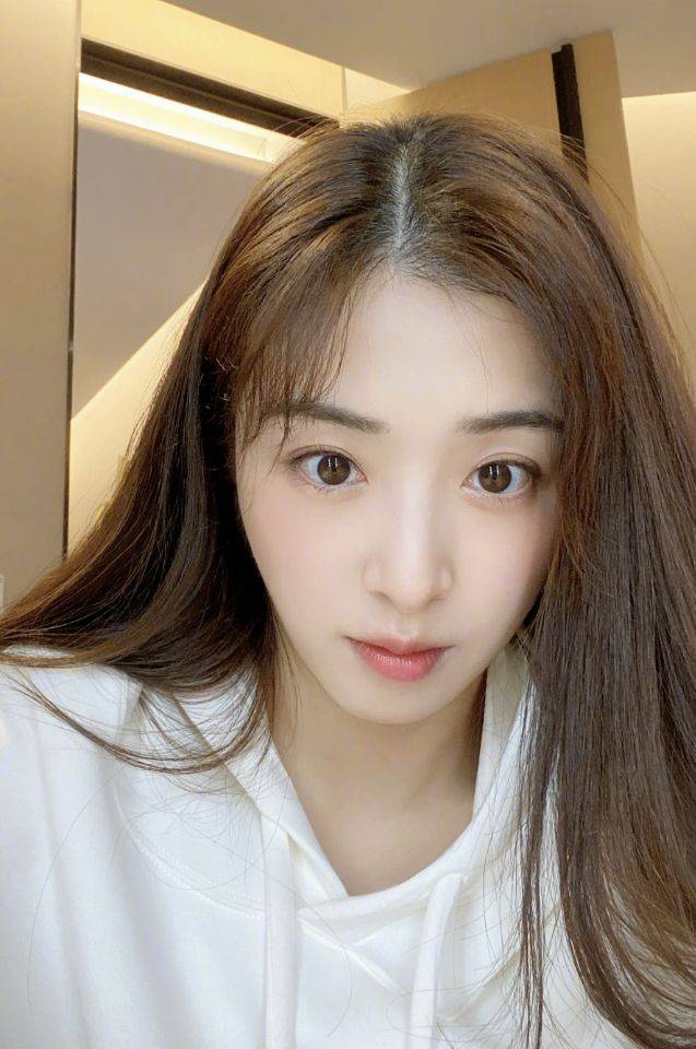 女明星张含韵时尚写真甜美可爱俊俏灵动