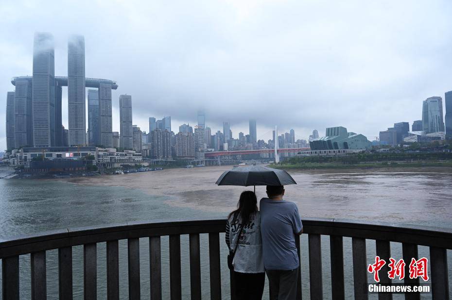 长江、嘉陵江涨水 重庆两江交汇现“鸳鸯锅”景观 搜狐大视野 搜狐新闻 0329