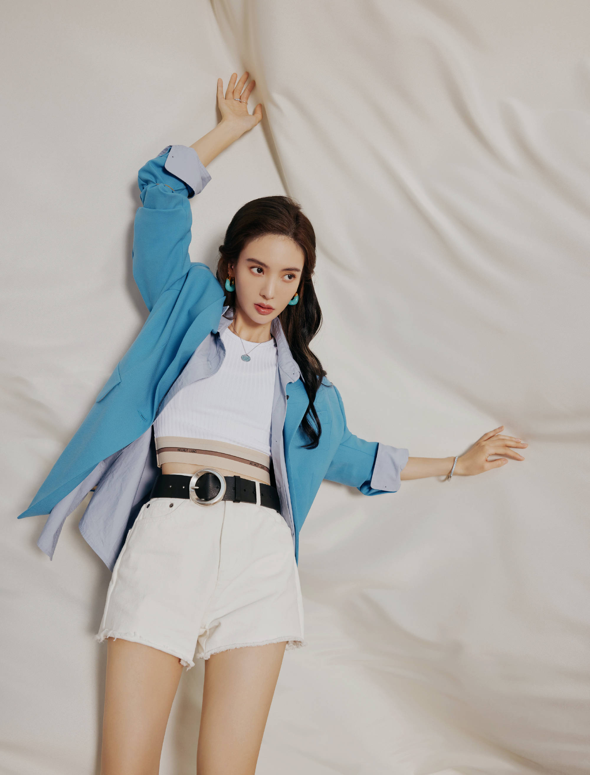 金晨蓝白简洁穿搭显帅气自信大秀美腿表现力十足