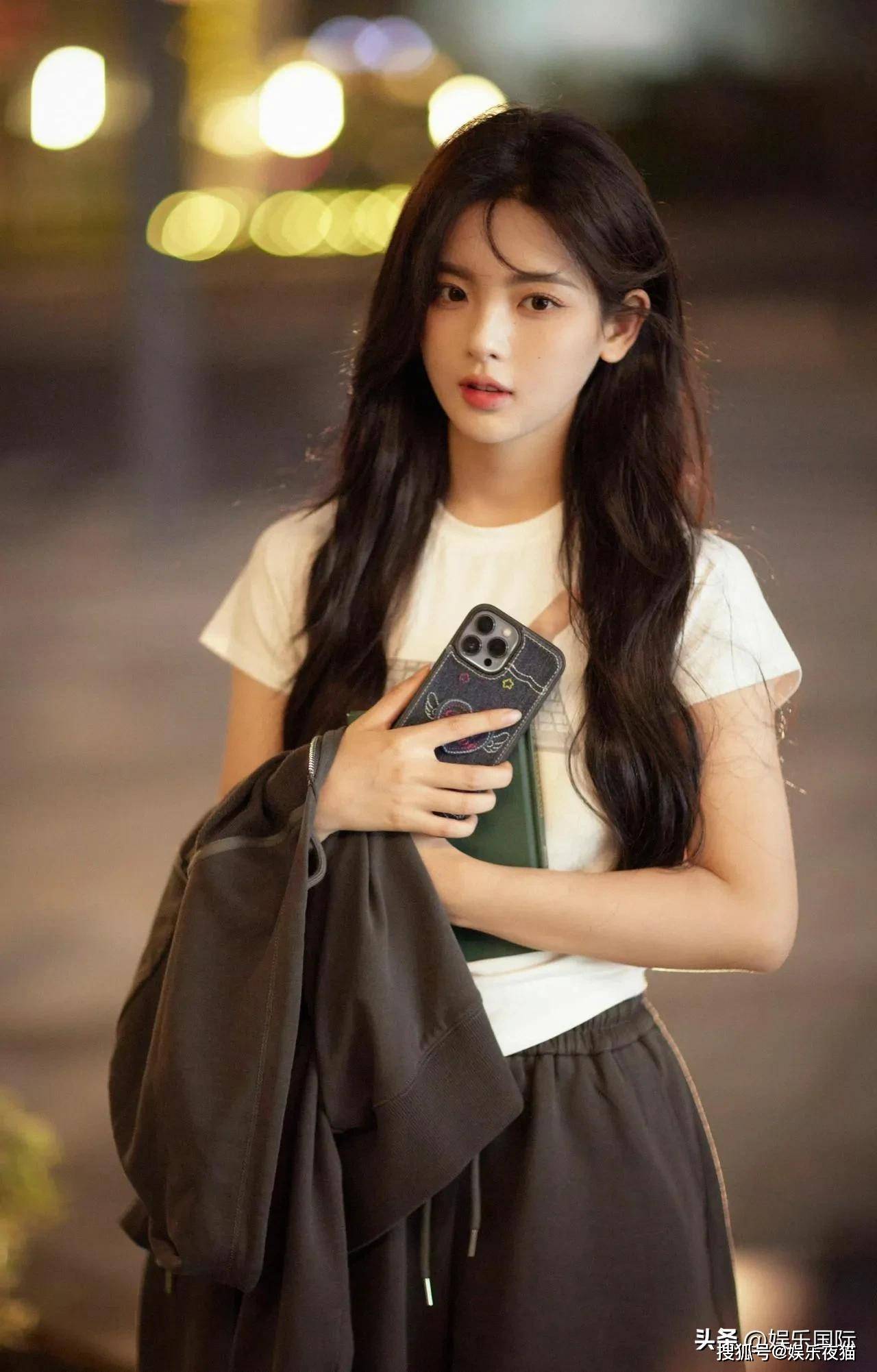 杨超越夜景街头氛围写真，长发飘逸温柔灵动_照片_写真_氛围