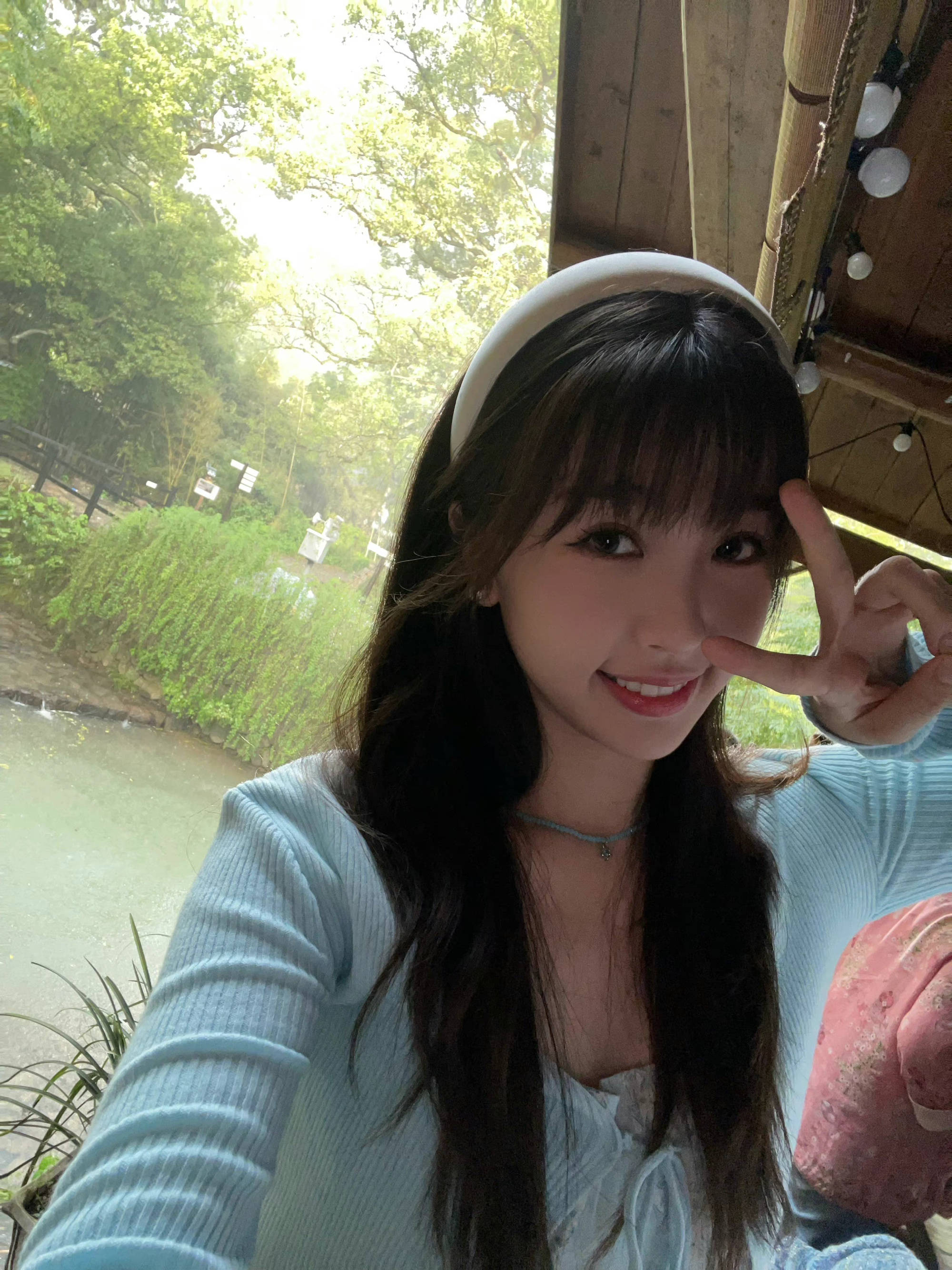 虞书欣戴白色发箍宛如公主对镜甜笑比耶好可爱