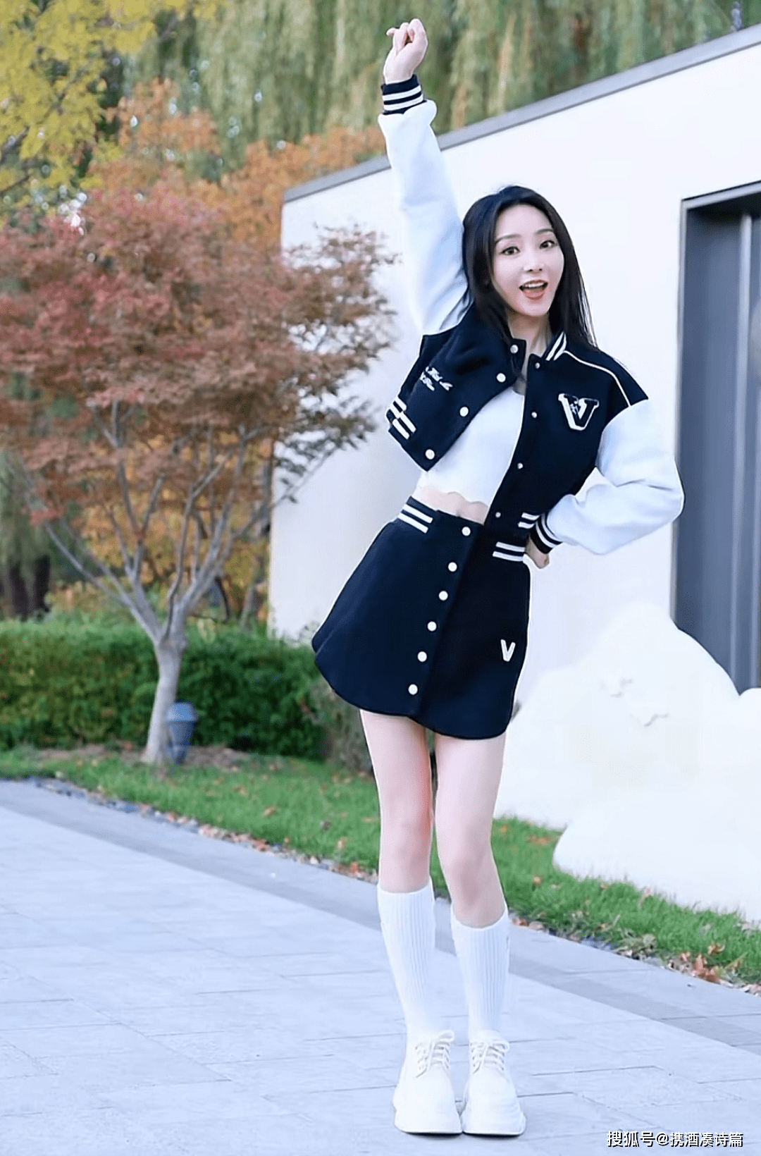 41岁柳岩穿超短裙秀好身材皮肤白皙腰肢纤细