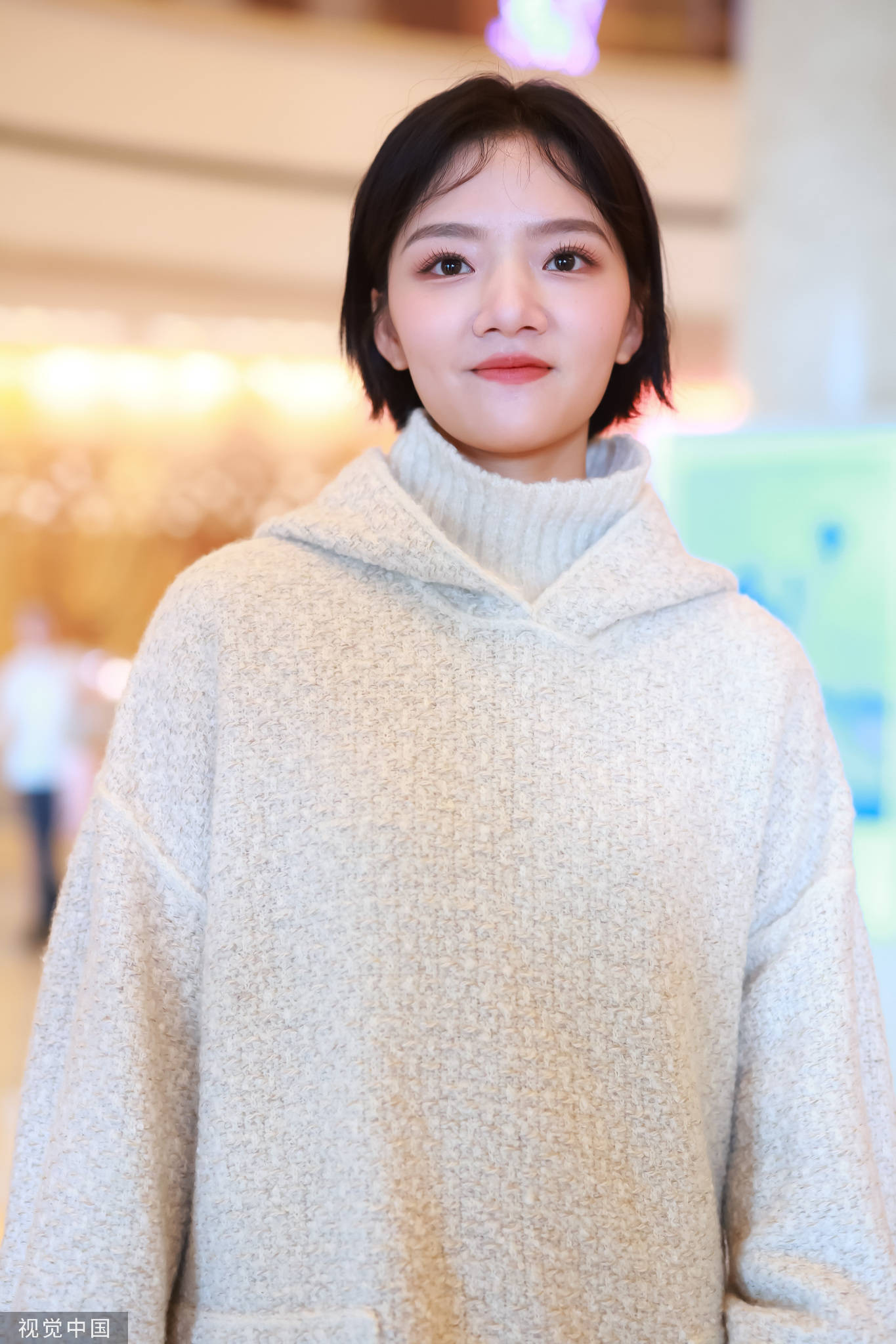 任敏带妆前往金鹰奖彩排现场 白衣搭舒适褐色长裤-搜狐大视野-搜狐新闻
