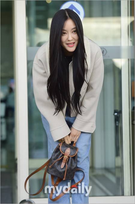 Tara孝敏飞往新加坡举行见面会 长发飘逸穿着休闲搜狐大视野搜狐新闻