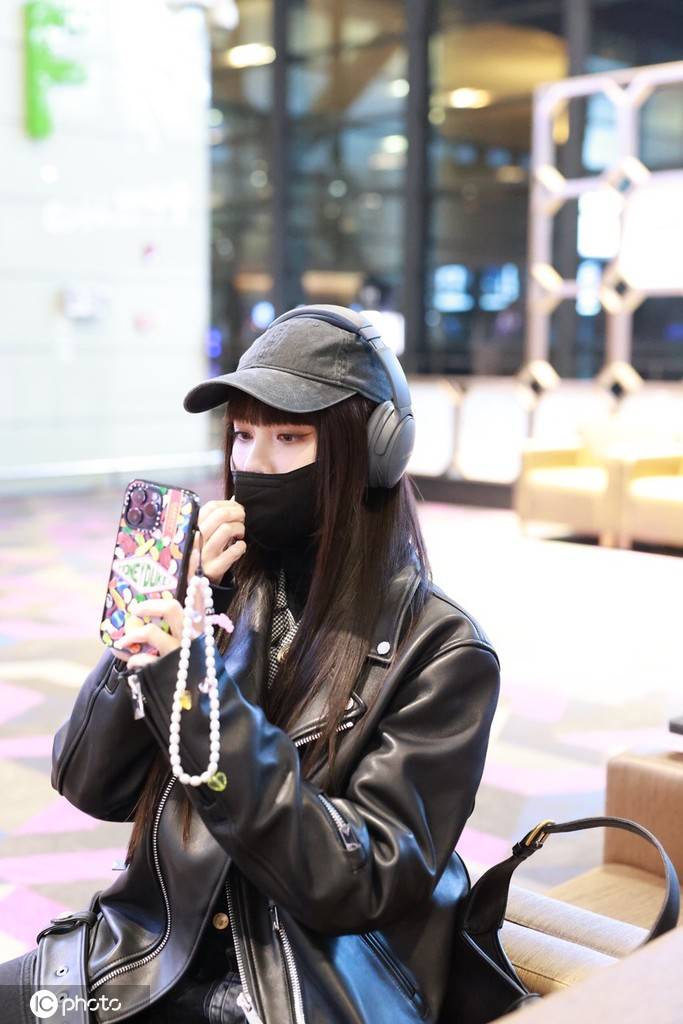 宋妍霏齐刘海造型酷飒十足