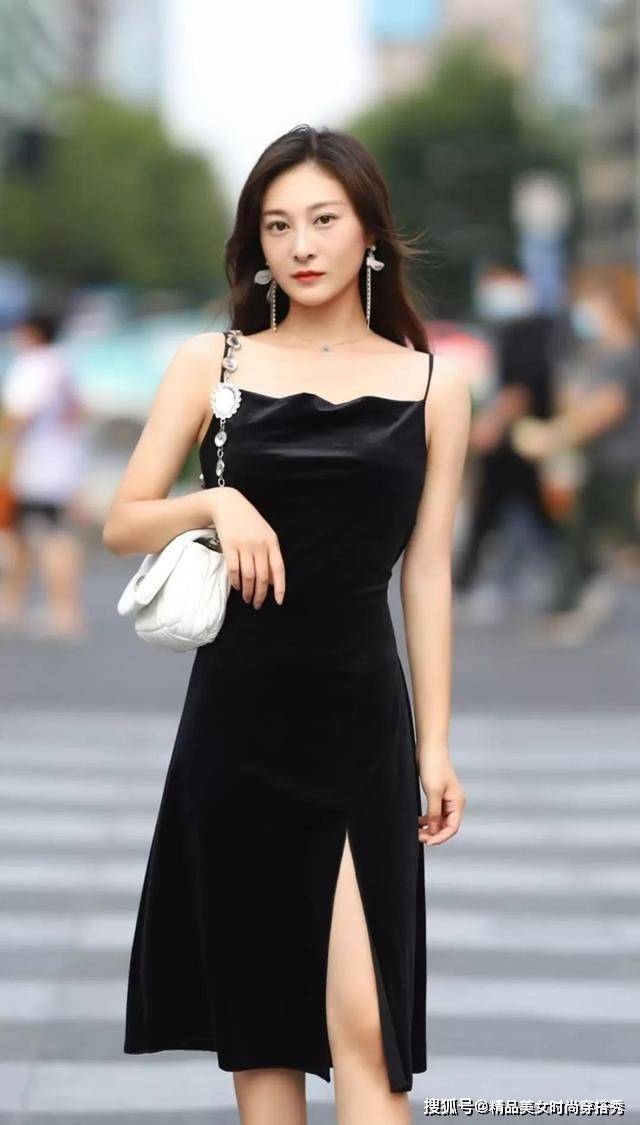 身材高挑美女,穿黑色吊带连衣裙,特别显苗条身材-搜狐大视野-搜狐新闻