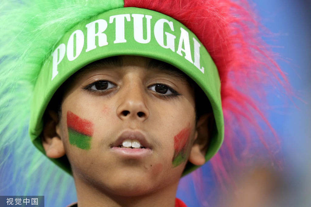 高清图葡萄牙球迷举c罗大头像场外气氛热烈