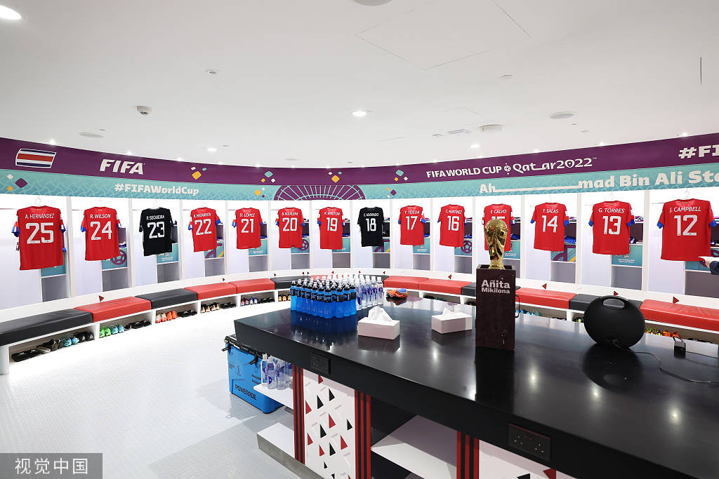 赛后更衣室氛围热烈 球员展望下一战目标直指季后赛