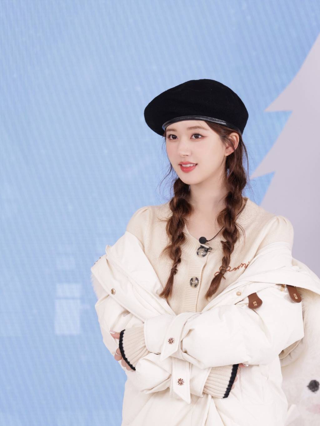 赵露思穿羽绒服直播状态好香香软软元气又可爱