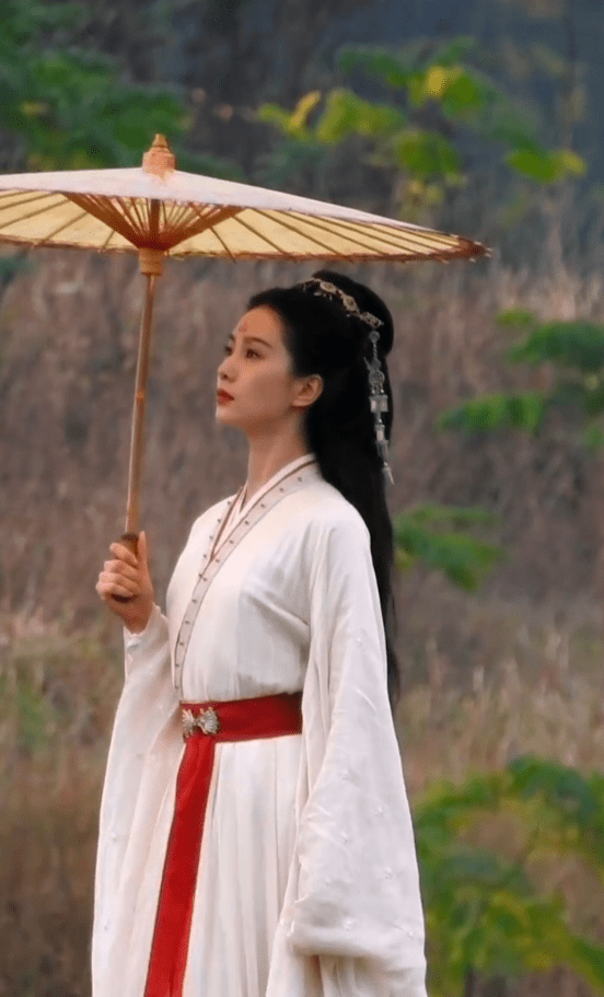 刘诗诗《一念关山》路透 白衣美人撑伞漫步雨中-搜狐大视野-搜狐新闻