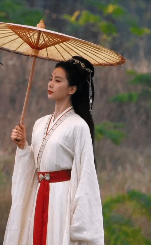 刘诗诗《一念关山》路透 白衣美人撑伞漫步雨中-搜狐大视野-搜狐新闻