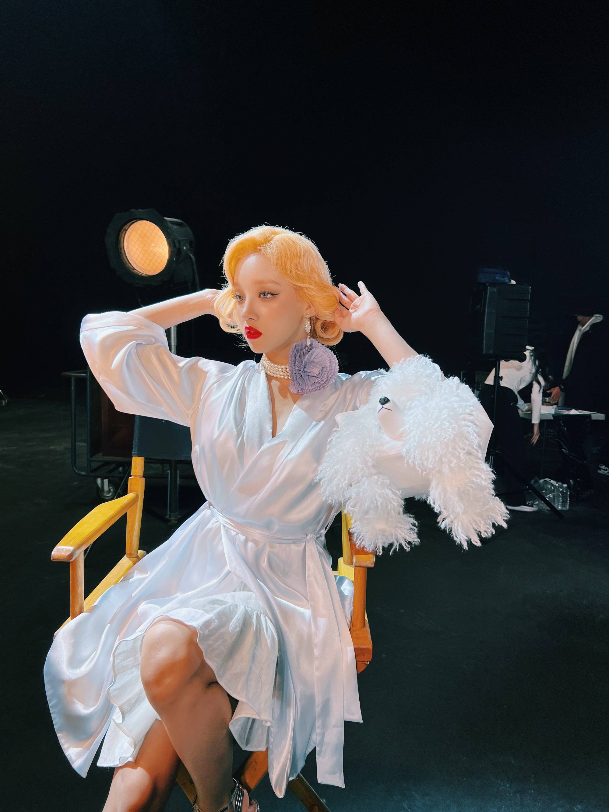 宋雨琦白裙造型致敬玛丽莲梦露金发红唇妩媚性感