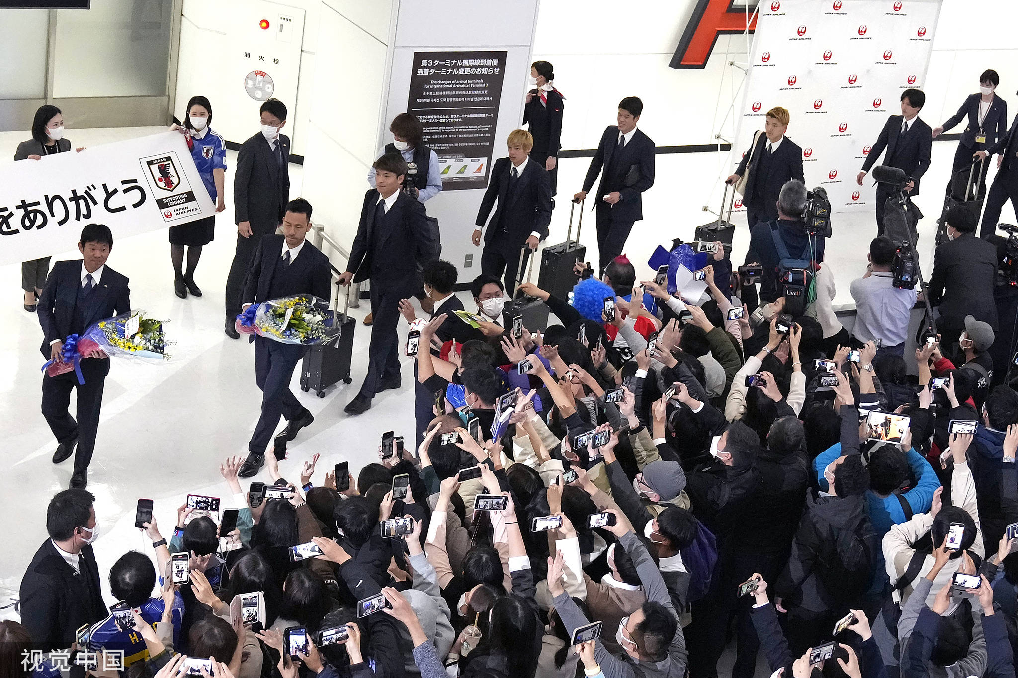 高清图:日本回国结束世界杯之旅 民众机场热情迎接-搜狐大视野-搜狐新闻