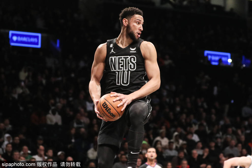 欧文灵动突破闪耀全场两人对决成焦点