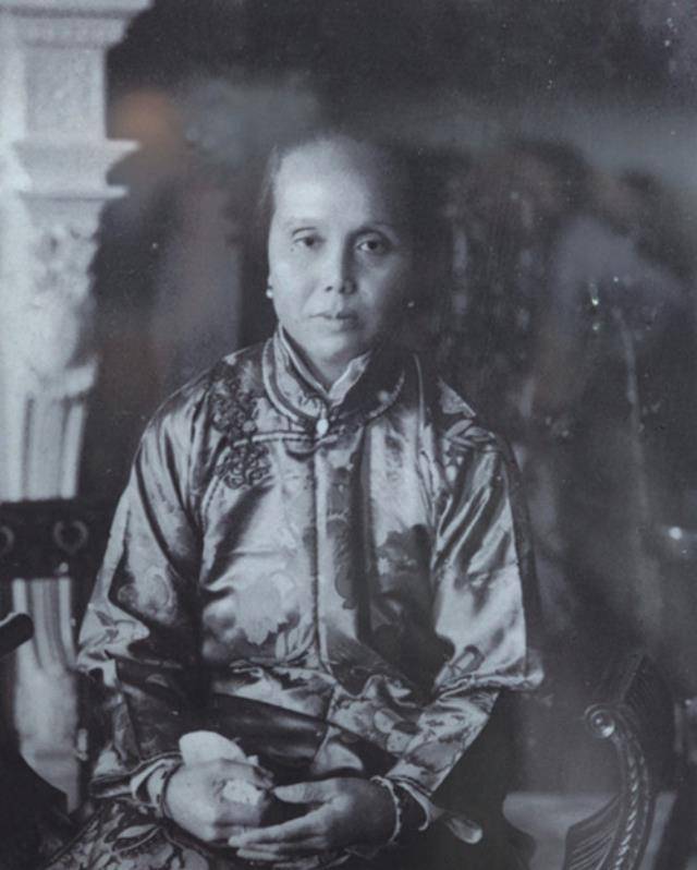 孙婉的母亲卢慕贞还没等王伯秋带着孙婉和孩子们安顿好,就收到了一封