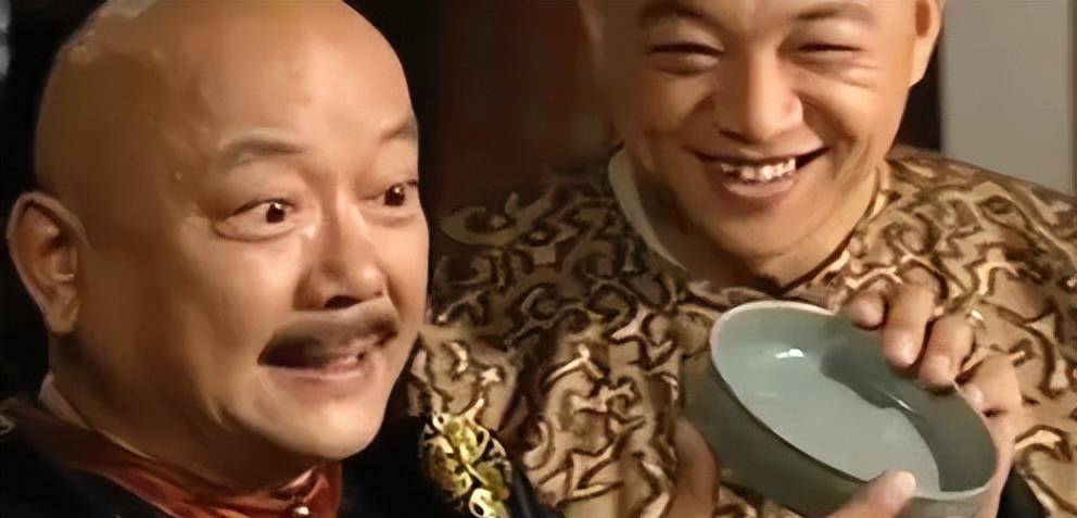 实际上在乾隆禅位之后,嘉庆作为名正言顺的皇帝,不但要受太上皇乾隆的