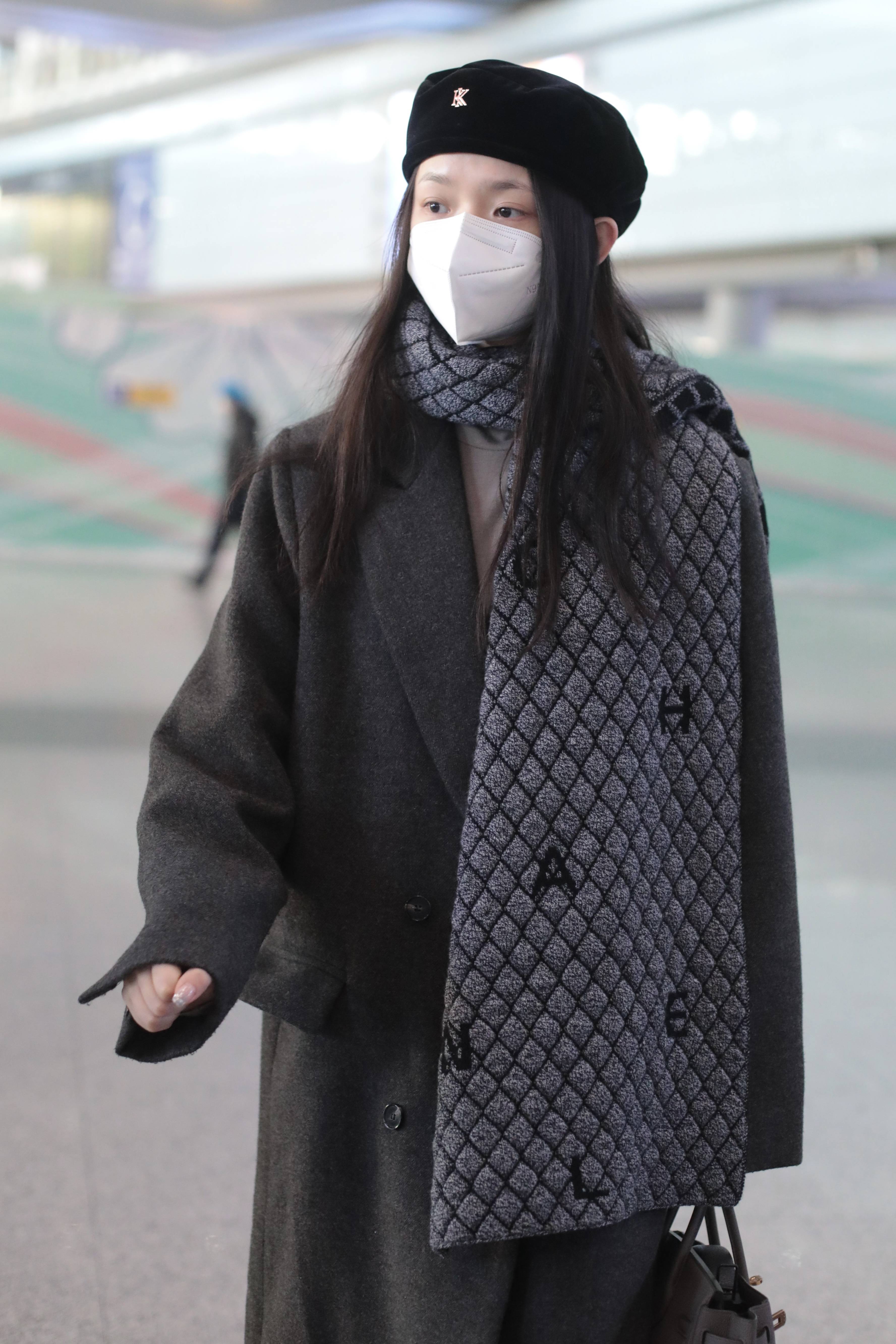 林允穿毛呢大衣现身机场 大围巾搭在肩上显优雅-搜狐大视野-搜狐新闻