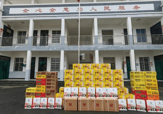 万医堂董事长刘现军春节前赴登封慰问困难家庭