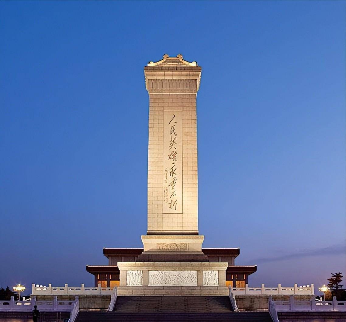1958年天安门广场人民英雄纪念碑建成,以此纪念为中国人民解放事业和