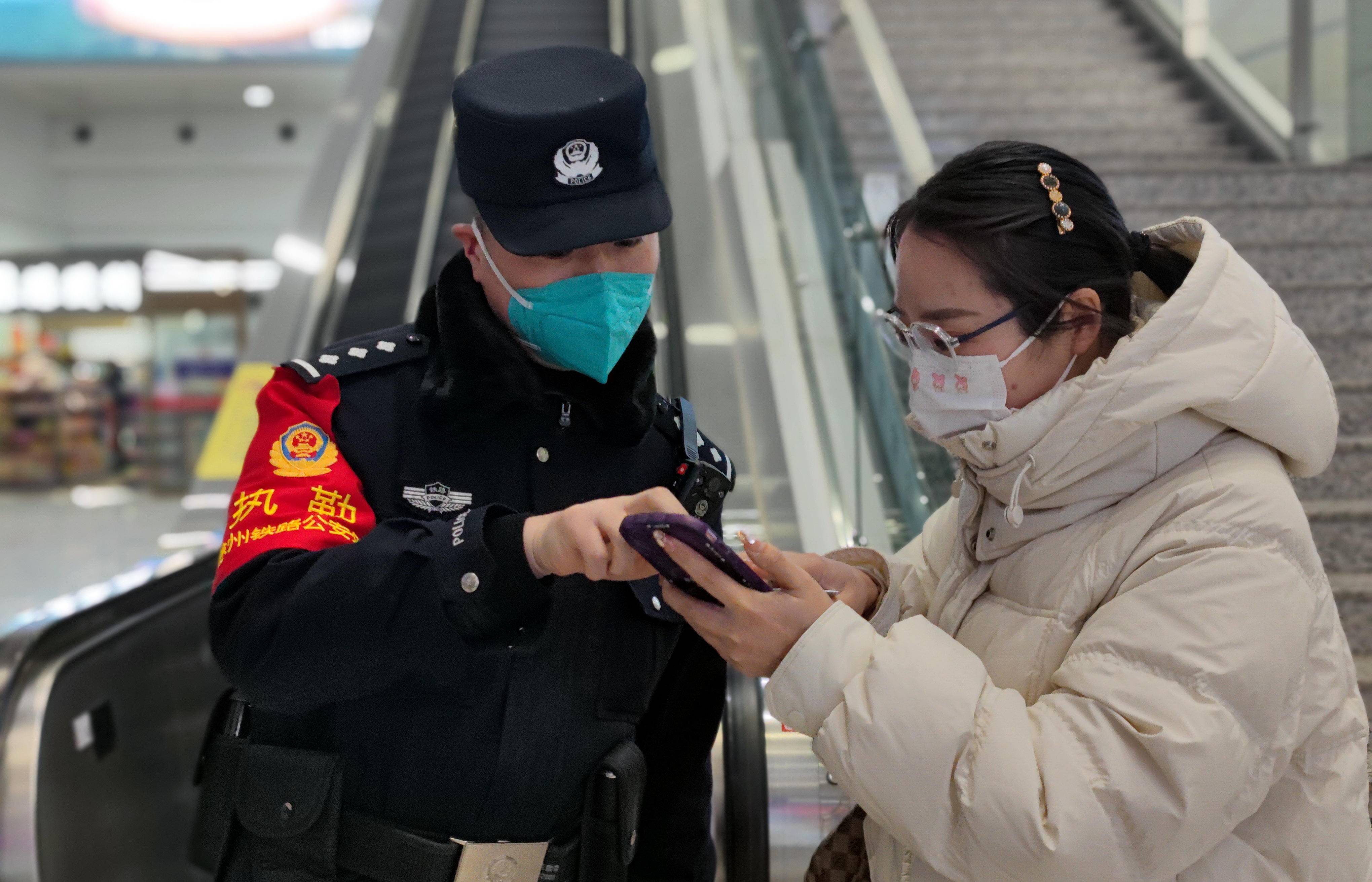 徐州鐵路公安處民警解答旅客問詢長沙鐵路公安處長沙南站派出所民警