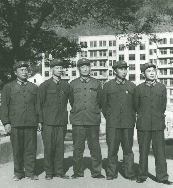 【何其宗(右二)与93团团长李生才(左三)及部分干部合影】有时,出于惜