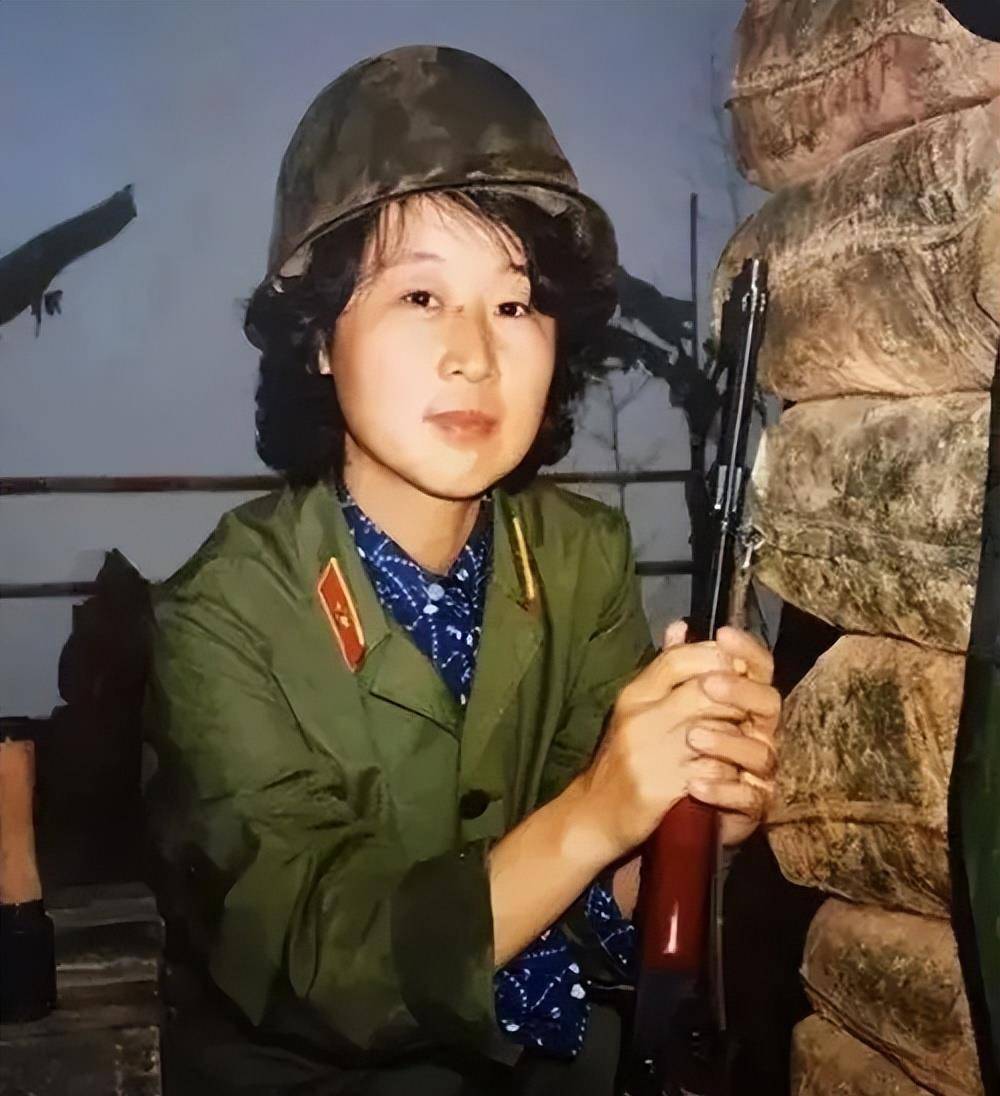 母狼难产,公狼到军营附近求助,为感谢女军医,野狼帮忙站岗放哨_陆曼