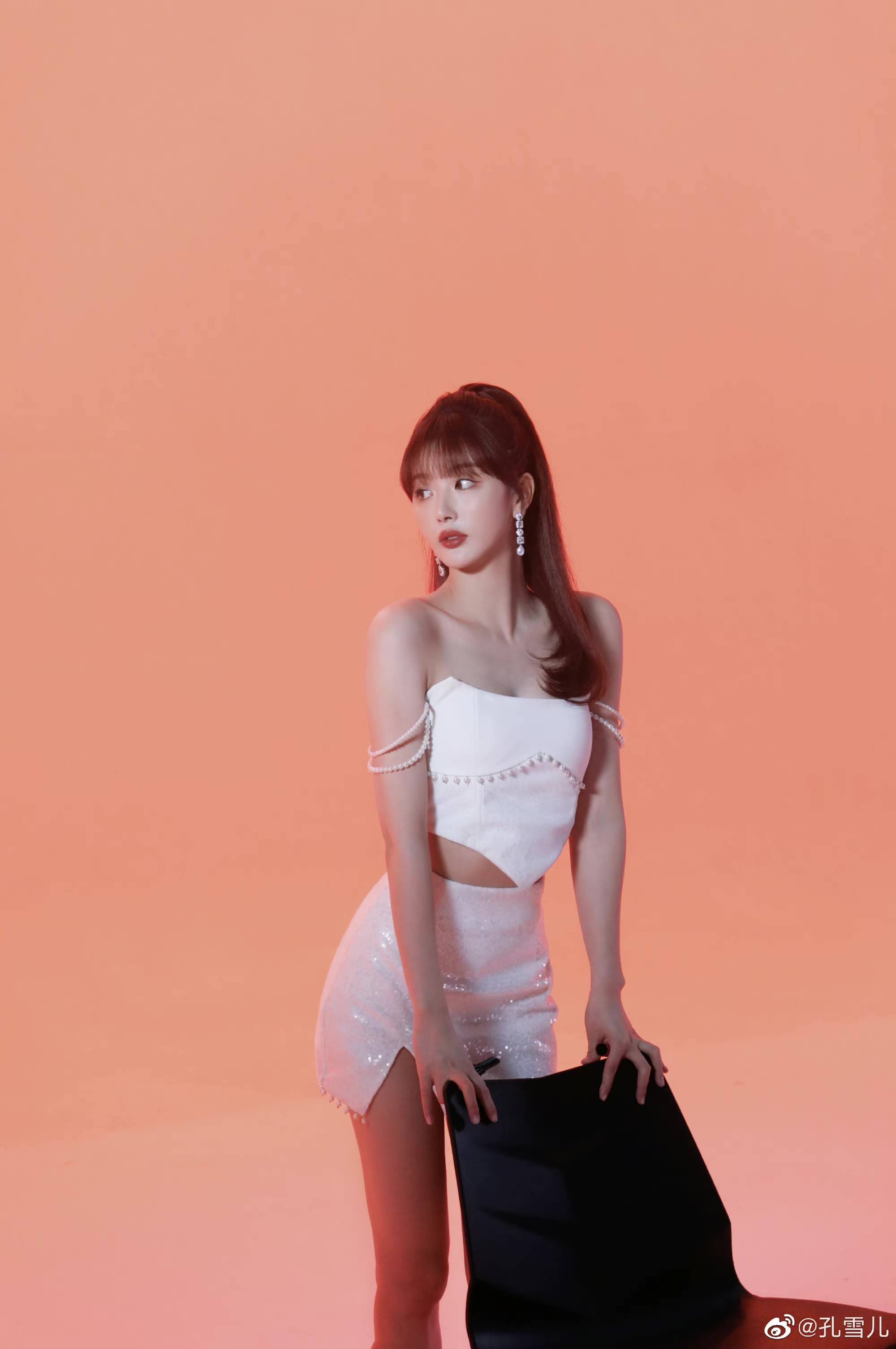 佟丽娅的熟女风抹胸和迪丽热巴的低胸冷艳款,谁更胜一筹?