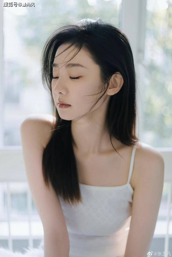 00后张艺凡写真丨一身纯白色吊带,清纯少女模样真的好美!