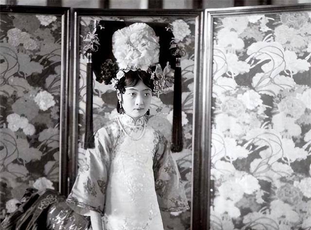 婉容被溥仪关"猪圈"十年,被救出时,她的一句话让人很心疼_女子_清朝