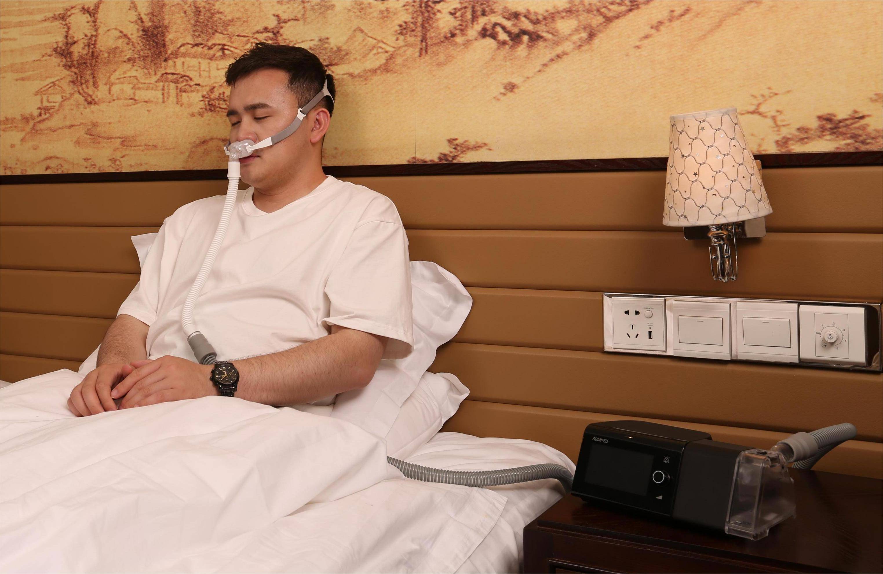睡眠呼吸机与下颌止鼾带哪个更能缓解打呼噜？_气道_机器_原理