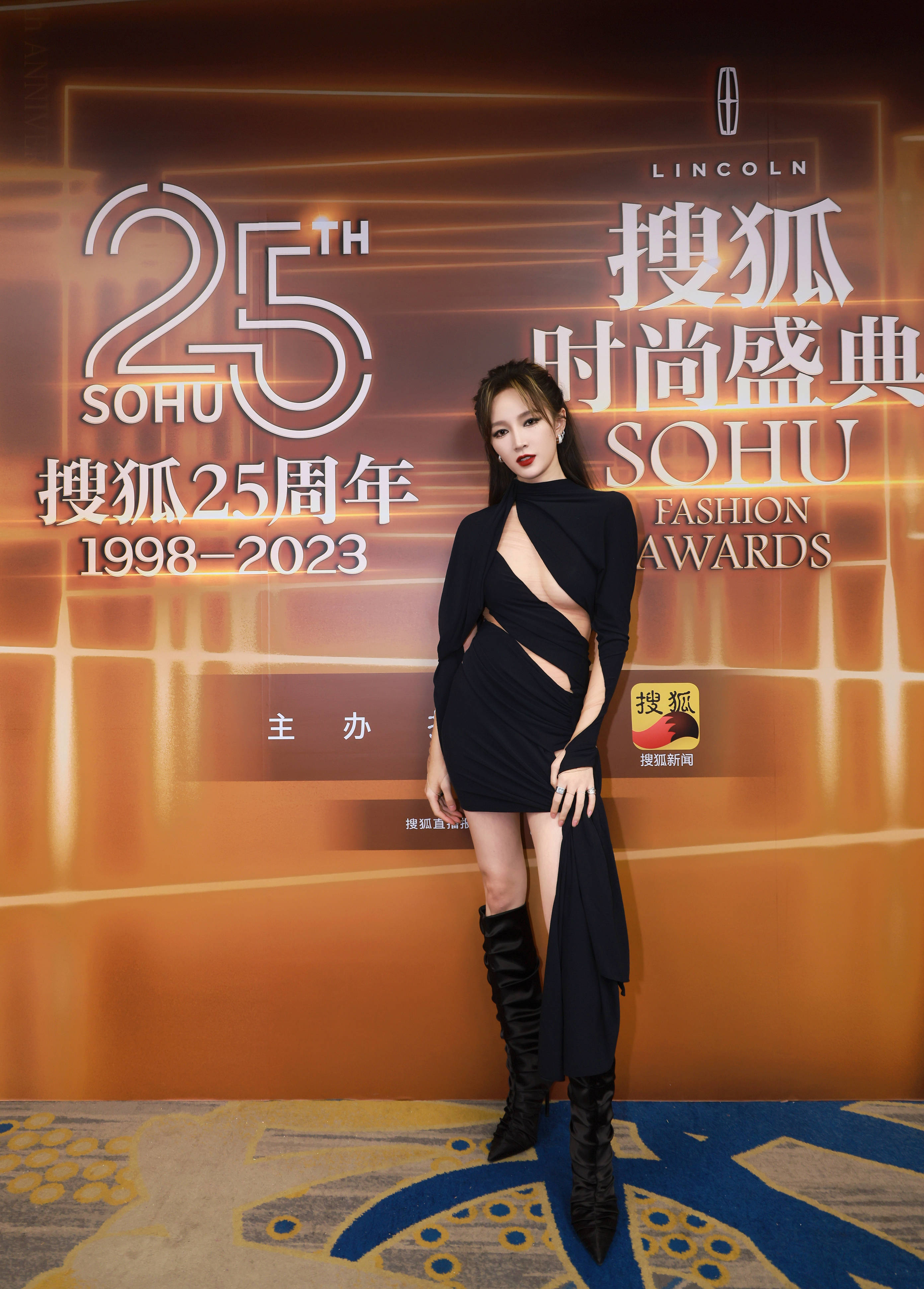孟佳现身搜狐时尚盛典 穿透视装大晒火辣身材-搜狐大视野-搜狐新闻