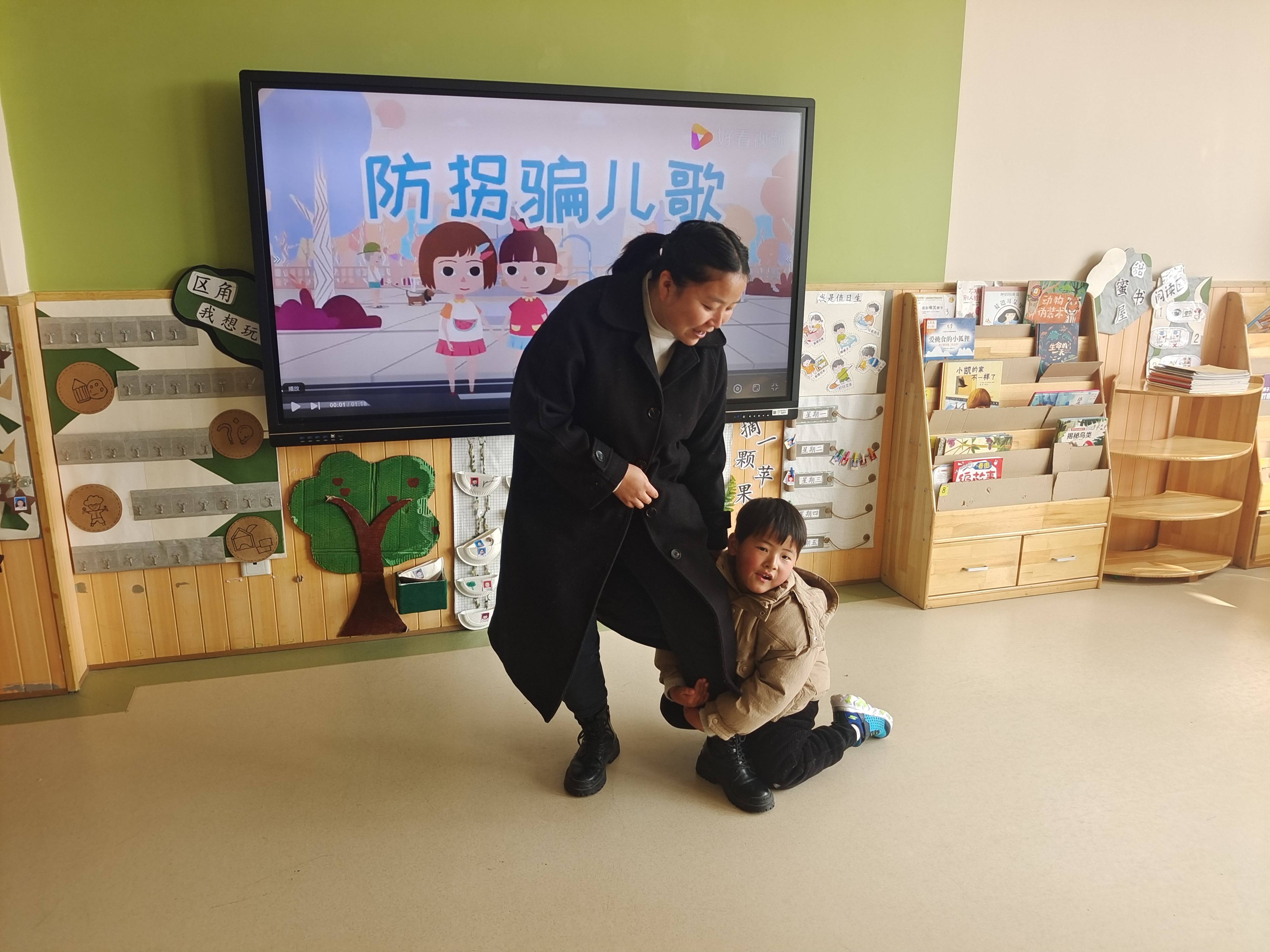 提高防范意识让骗子无可趁之机惠济区古荥幼儿园防拐骗安全演练