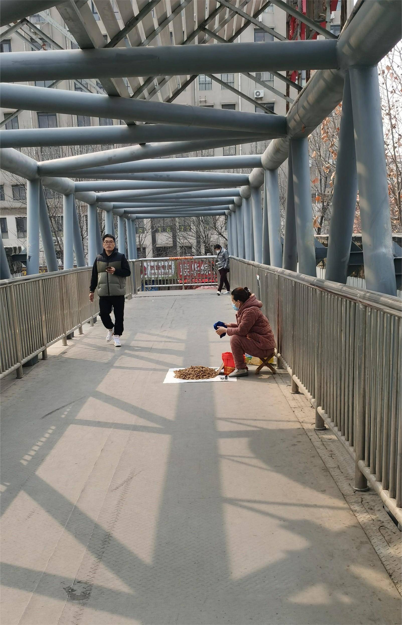 流动商贩在天桥上摆摊欺诈消费者,曾多次坑骗去医院看病的患者!