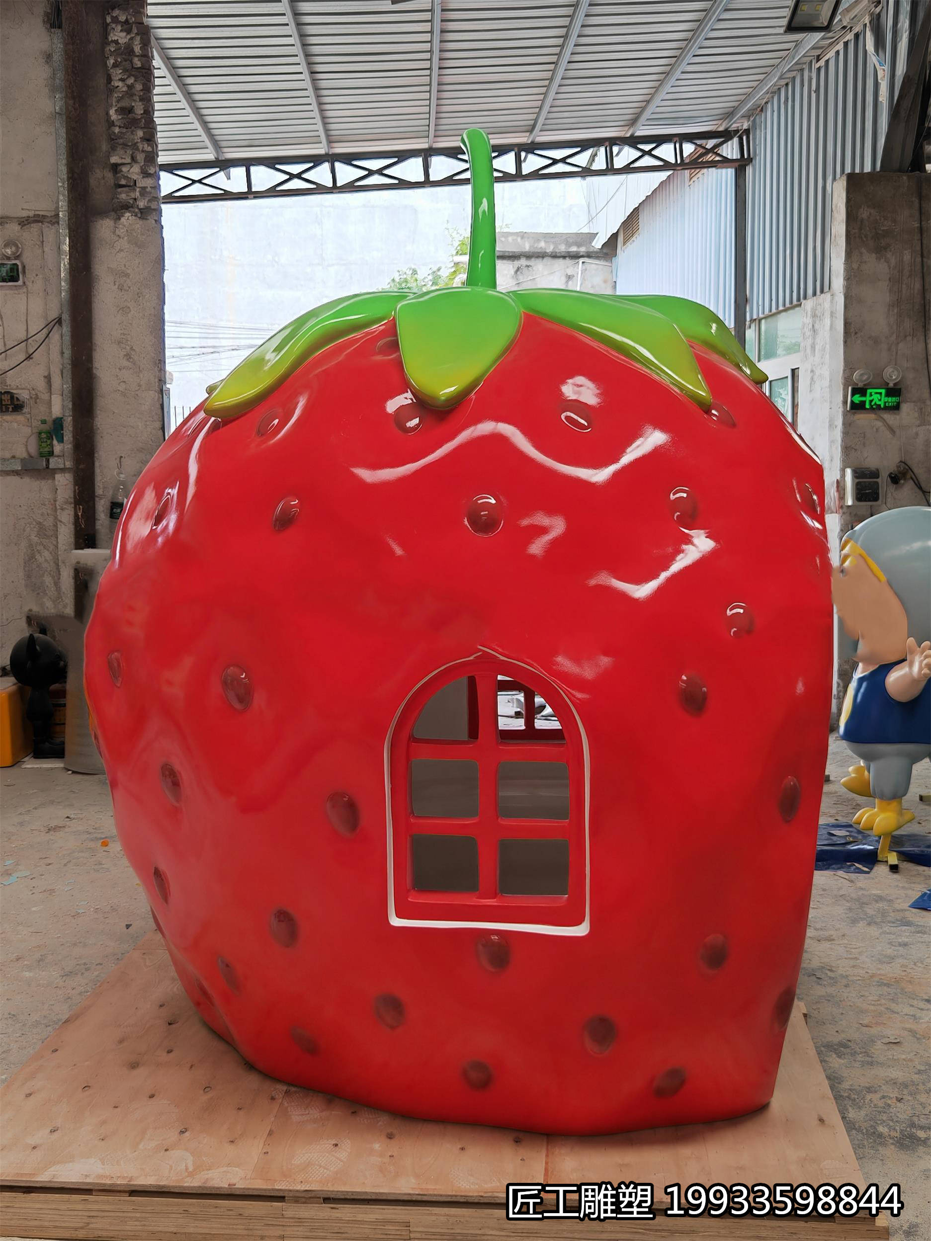 玻璃钢草莓房子雕塑 水果造型屋子休息亭 草莓候车亭_场所