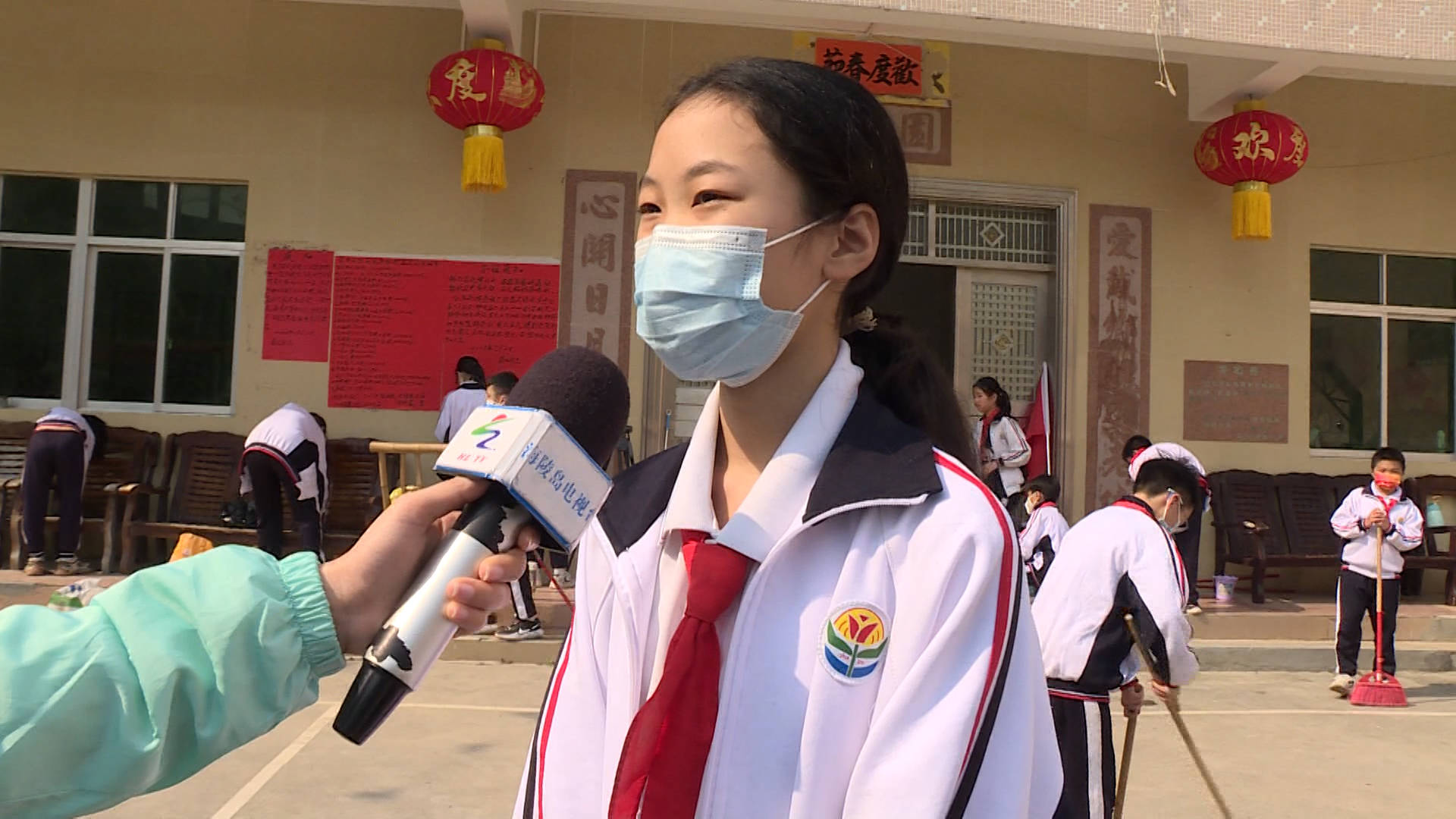 闸坡中心小学组织开展学雷锋活动_进行_孤寡老人_爱心