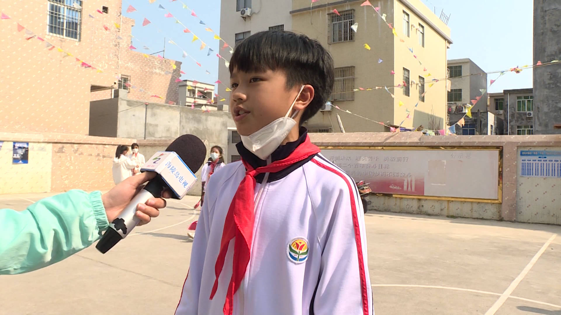 闸坡中心小学组织开展学雷锋活动_进行_孤寡老人_爱心