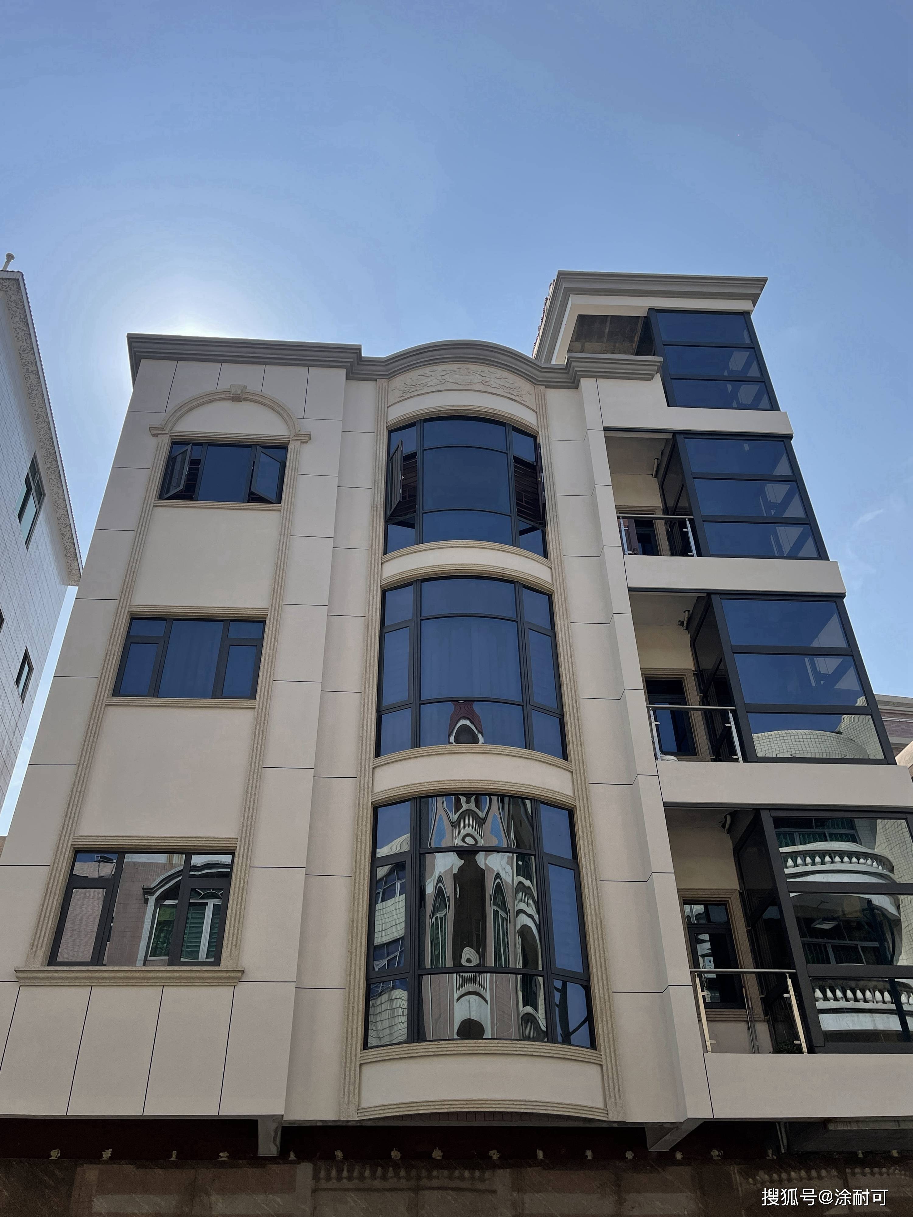 外立面涂耐可托莱多晶彩石,建筑主体银河白大面配色,点缀大幅弧面玻璃