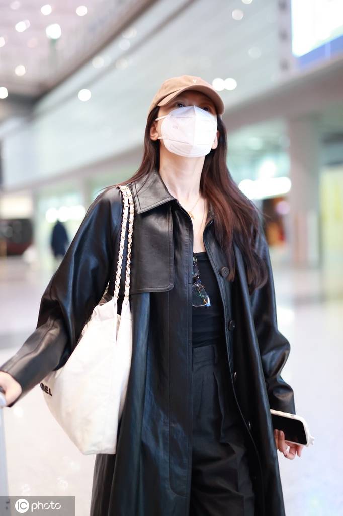 孙怡身穿黑色皮大衣现身北京首都机场