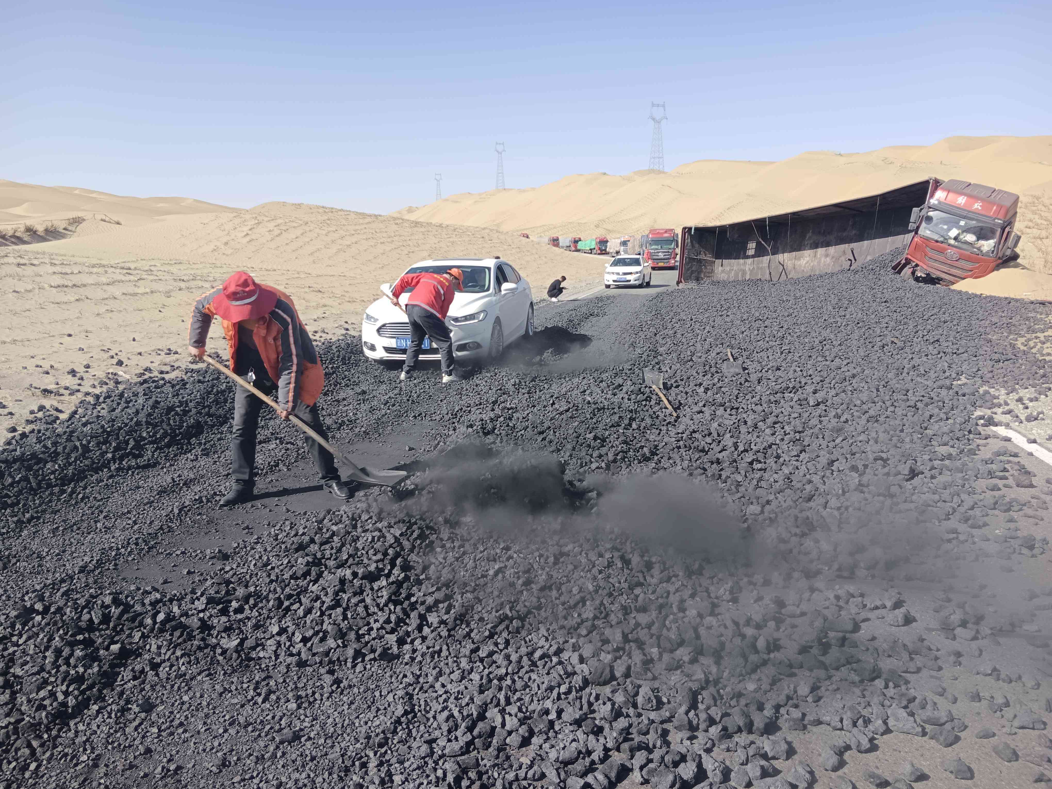 煤炭转运车侧翻 公路人连夜紧急清障保畅通_进行_人员_道路