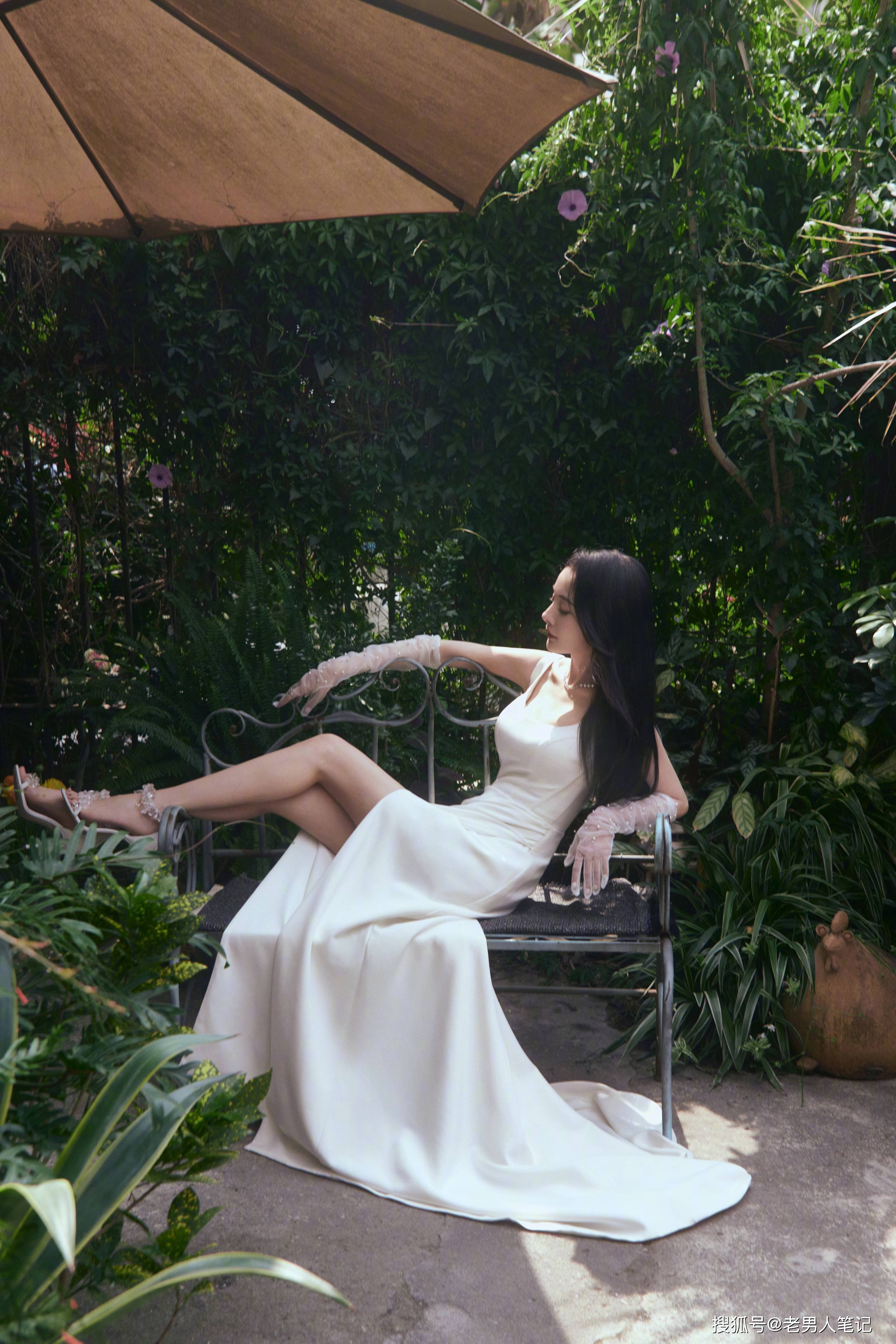 出场太美了,杨幂黑长直白裙手套,优雅名媛仙气满满_气质_演技_美貌