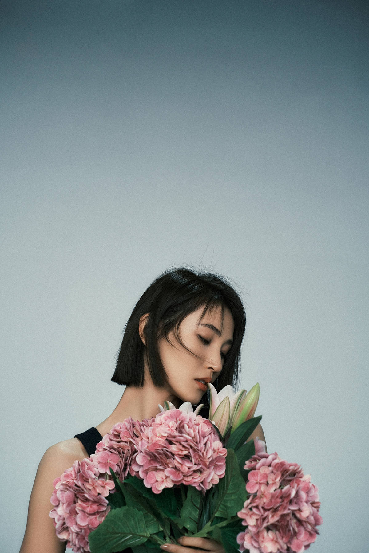 黄晓婉春日写真释出 娇飒交融展现多重魅力_一面_李薇_短发